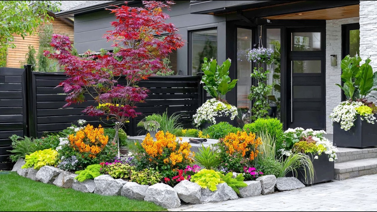 12. Безмятежный небольшой садовый участок перед домом, оформленный декоративным деревом, для созд...