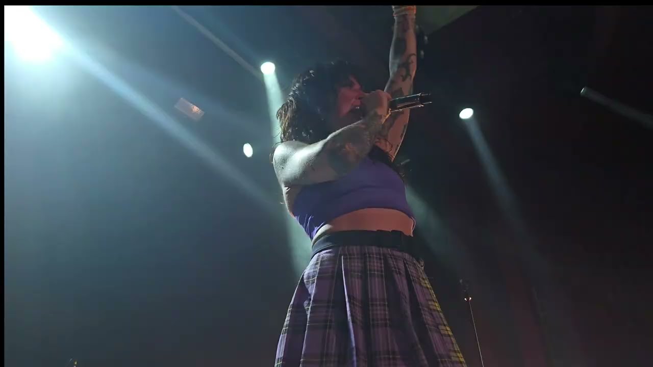 Crown on the Ground by Sleigh Bells (live in Vancouver 17-05-25)