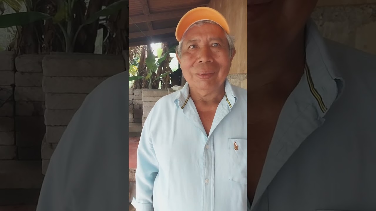 Joven de Nueva Guinea comparte con niños pobres 