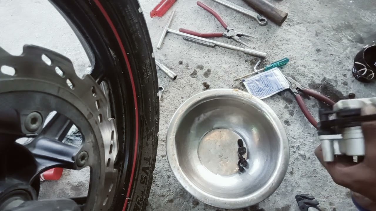 Tvs Apache RTR 160 bs4 ke front Disc Brake cleaning Break calipers & piston 😎#viral #views