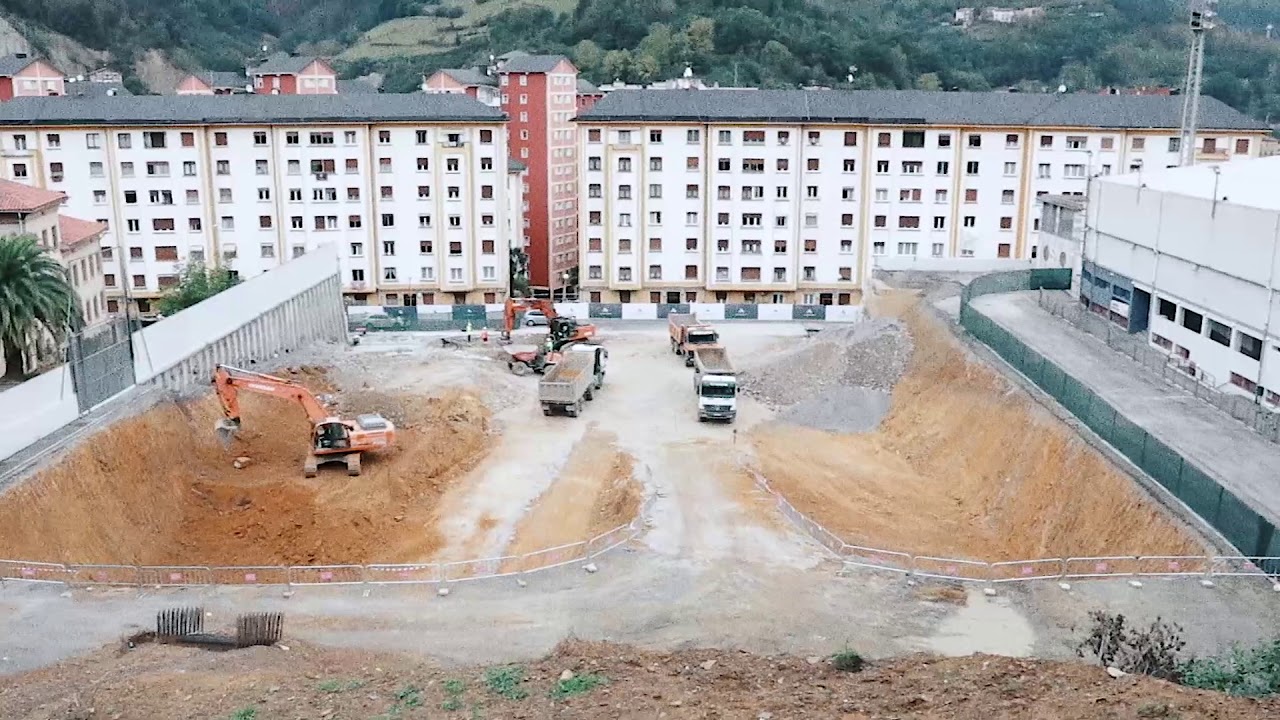 Nueva tribuna oeste de Ipurua en marcha