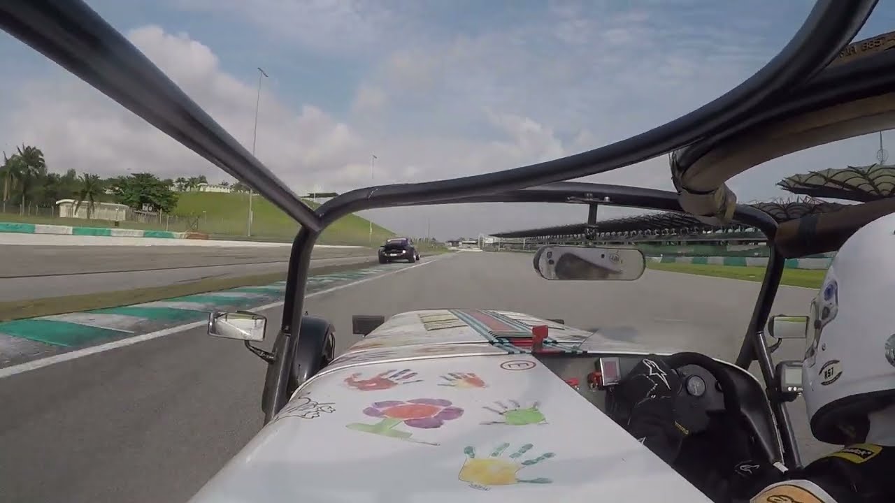 Caterham 420R chasing Porsche 911 IROC RSR in Sepang International Circuit
