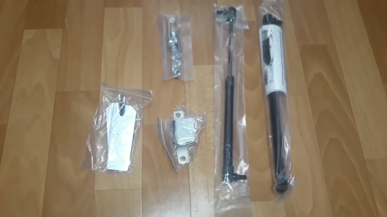Устанавливаем пневмогидравлические упоры на крышку багажника 