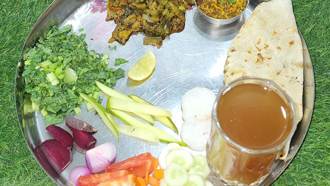चमचमीत मटकीची भाजी / उसळ: मोड आलेल्या मटकीची झणझणीत आणि रस्सा भाजी.