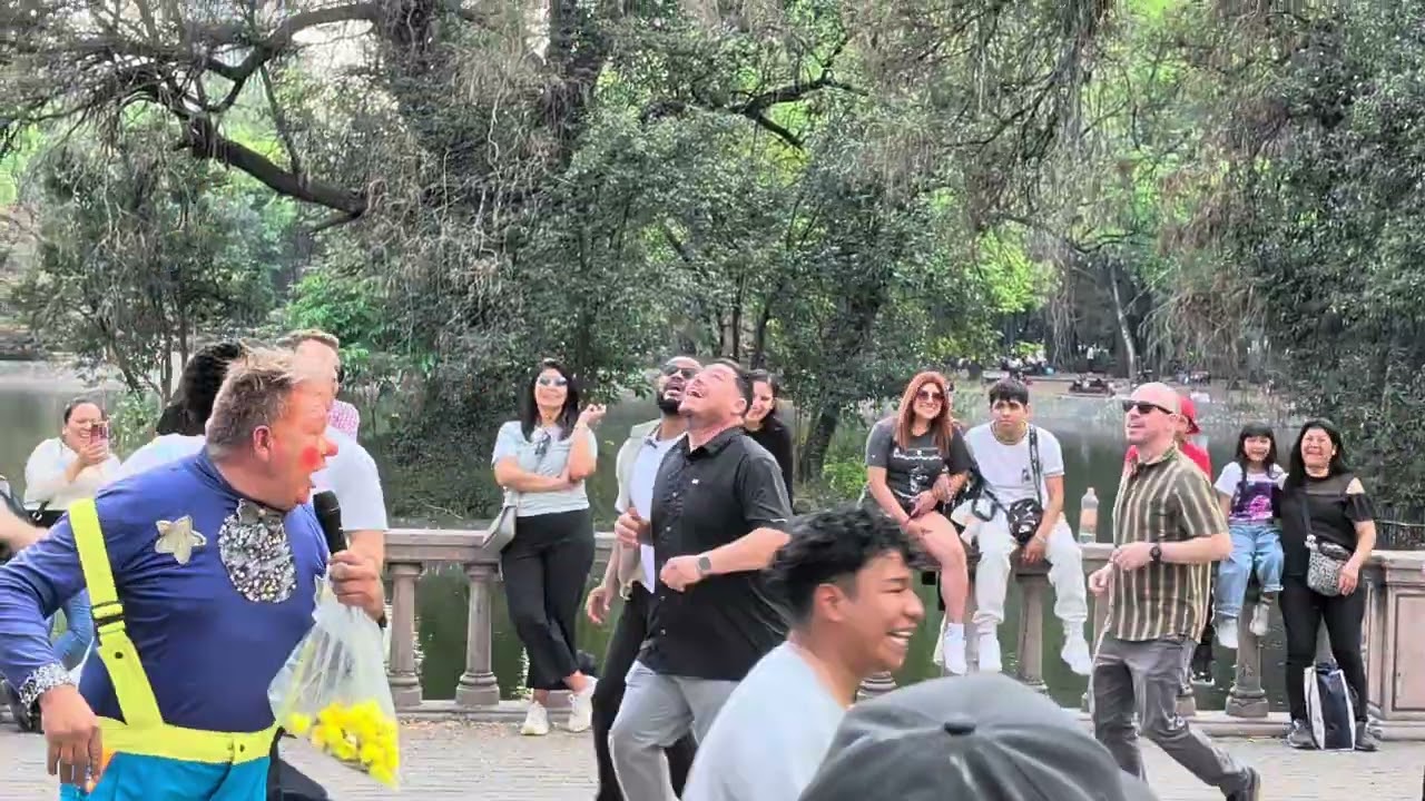 Corriendo con El Payaso Niño Rocker en El Parque Chapultapec 