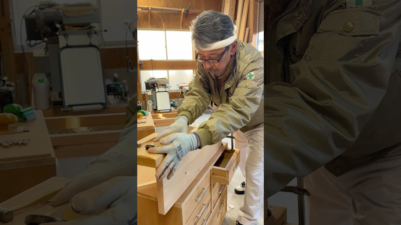 【職人の技】大工の棟梁は、神棚に必要な雲板もモダンな建物に合わせて自分で造作する！？大工さんの現場ルーティーン|新築注文住宅を施工する大工の棟梁が教える動画