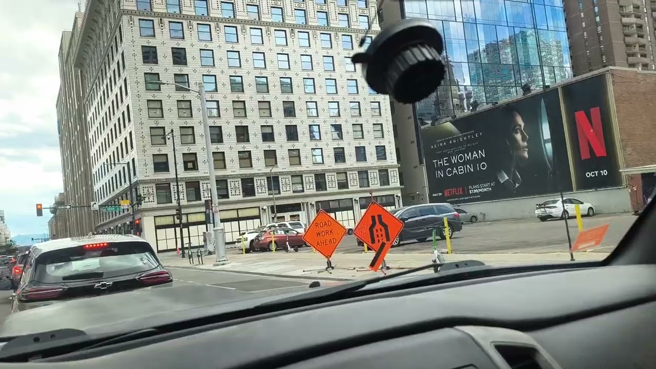 Conduciendo por el centro de la ciudad de Denver con mucho tráfico