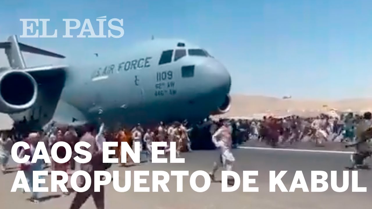 CAOS en el AEROPUERTO de KABUL con cientos de AFGANOS intentando huir