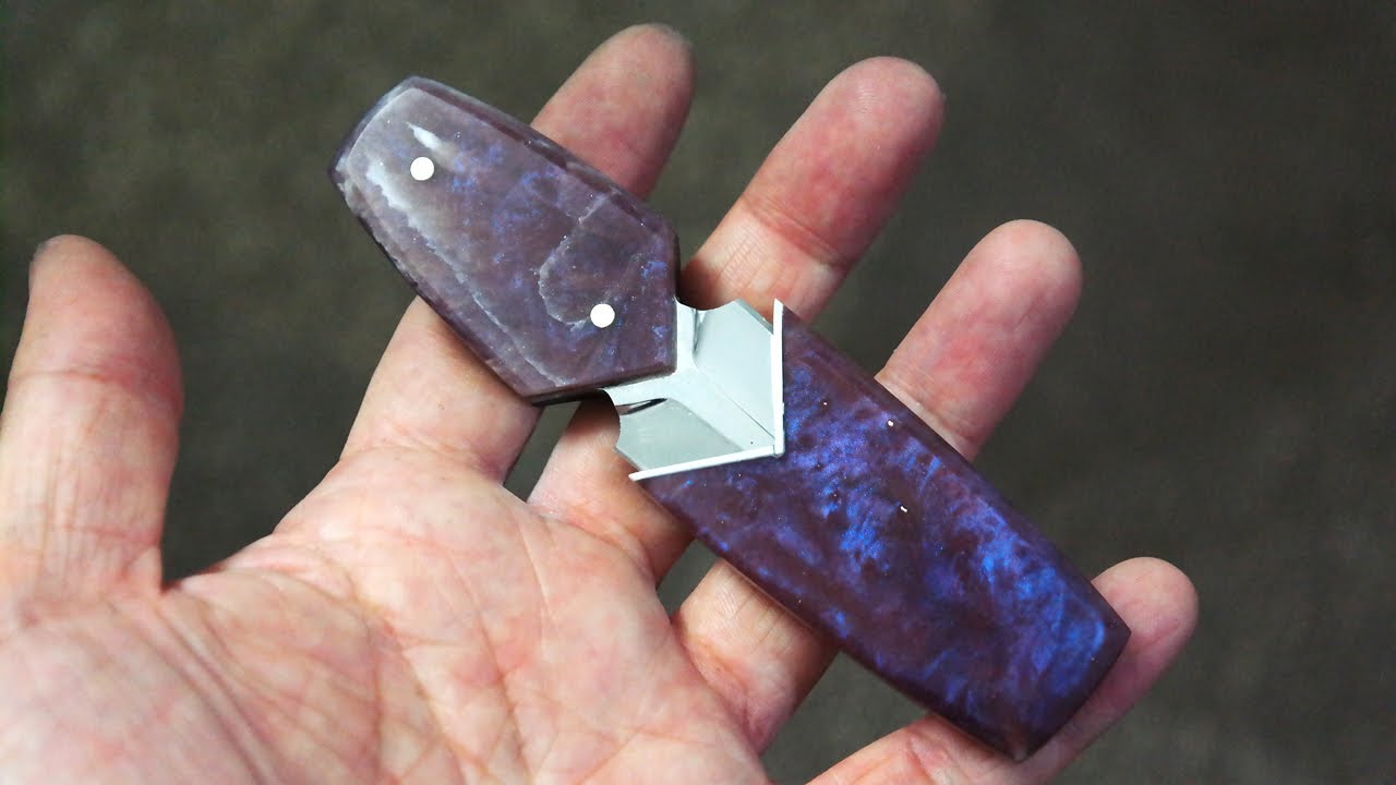 우주를 품고있는 작은칼