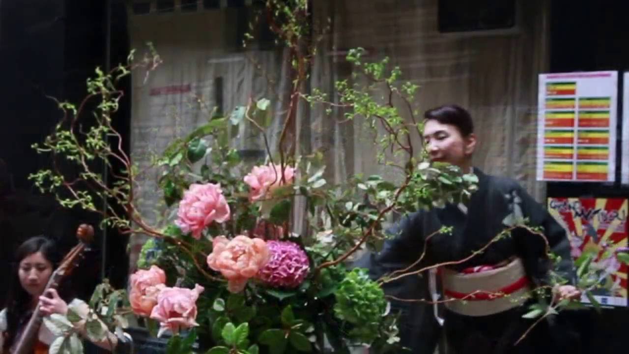 小山幸容 IKEBANA Performance in paris Yukiyo Koyama