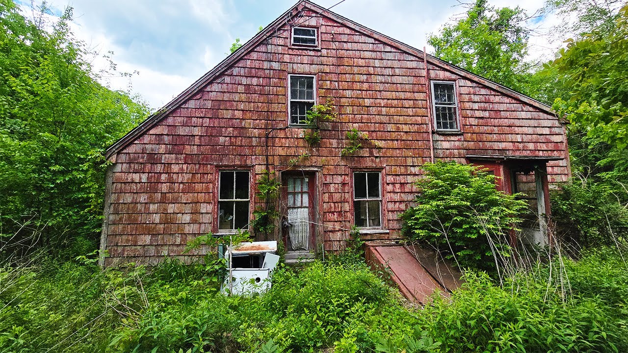 ABANDONED HOUSE Hidden In The Woods