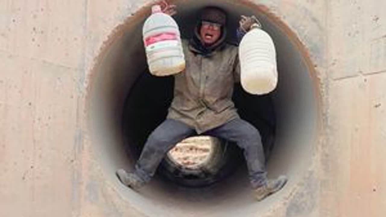 冬季骑行无人区 不小心连人带车翻沟里去了，每天还要担心能不能接到水不然连饭都吃不上，夜晚防狼桥洞露营！#无人区 #长途骑行 #青藏线 #记录真实生活 #桥洞露营