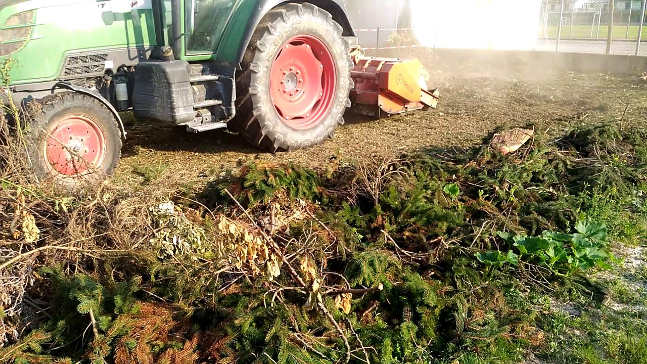 Triturazione ramaglie con trinciatrice TIERRE