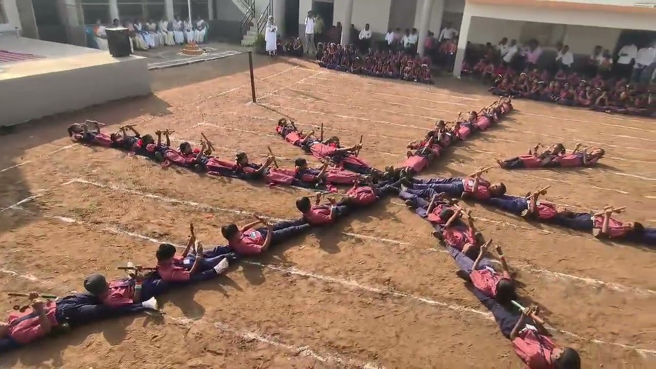 कुमार विद्या मंदिर कवठेगुलंद या शाळेतील विद्यार्थ्यांनी 26 जानेवारी रोजी सादर केलेला लेझीम हा खेळ 