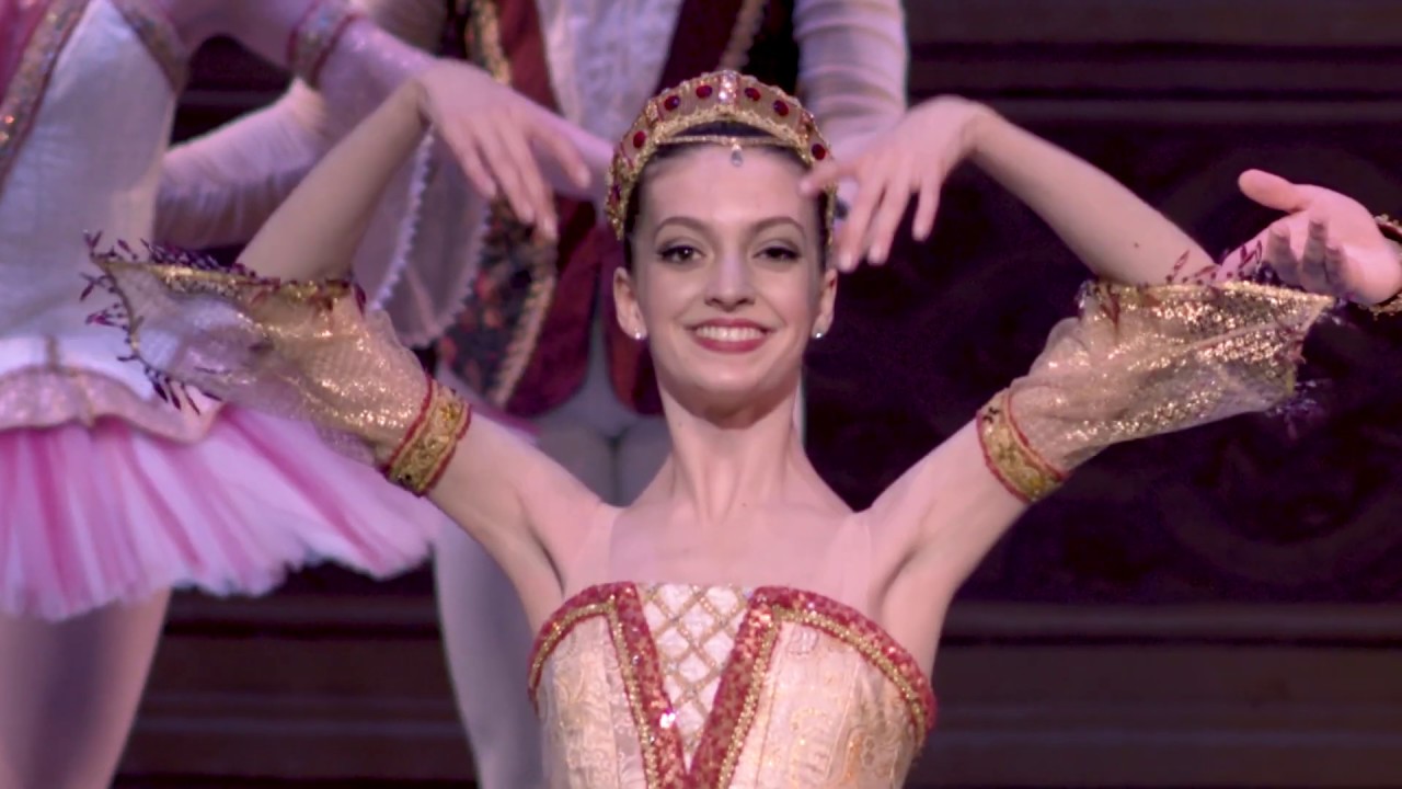 Ballet dancers reach new heights in Marius Petipa's "Raymonda"