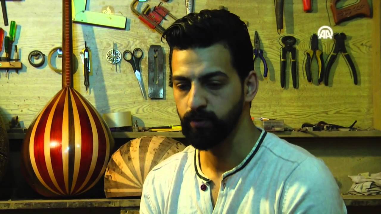 صناعة العود والبزق..مهارة تراثية يحافظ عليها لاجئ سوري في لبنان