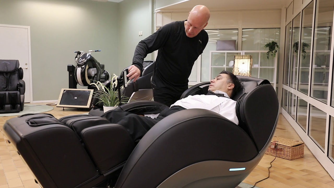 Freddy Amigo testar massagefåtölj hos Massagestol Direkt