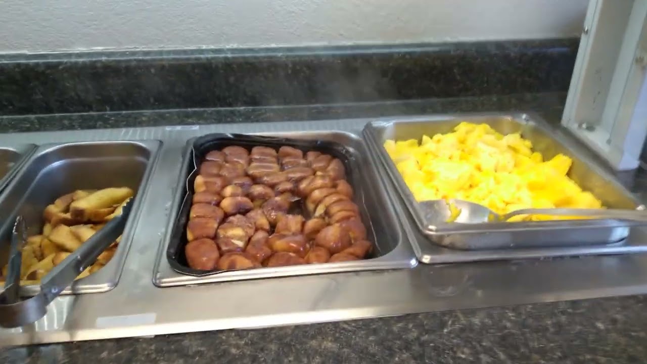 Savannah House Hotel, Branson Missouri, Breakfast and Lobby Walk Thru(bldg 2, was good! vid cut off)