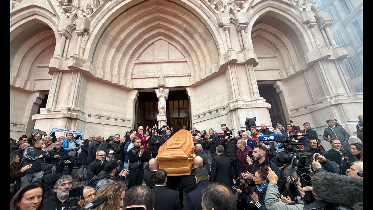 Obsèques de Rolland Courbis : arrivée du cercueil aux Réformés à Marseille (rediffusion live) part 2