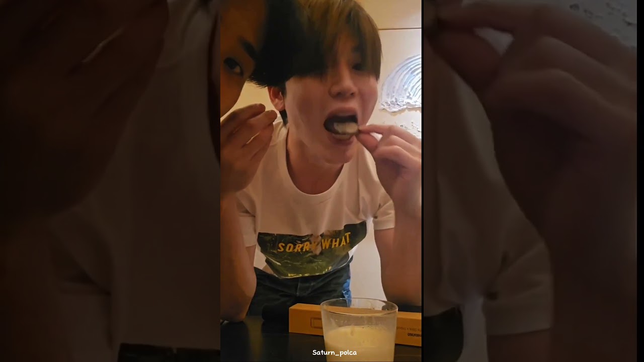 How to eat an Oreo 😋 by New Thitipoom . #newthitipoom#taytawan#newwiee#tawan_v#taynew#newtay#polca