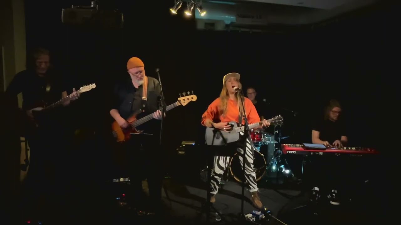 Aldrig ensam - Deborah Edin