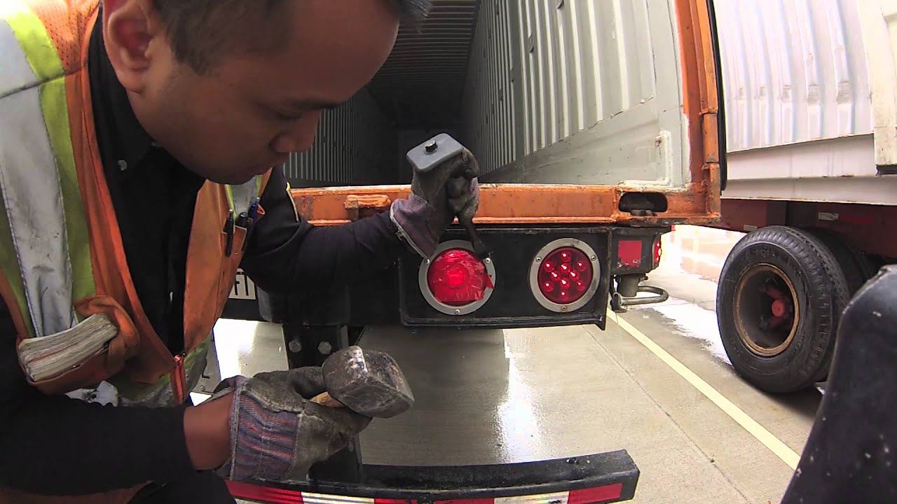 How to change Lights on a Trailer (Quick Fix)
