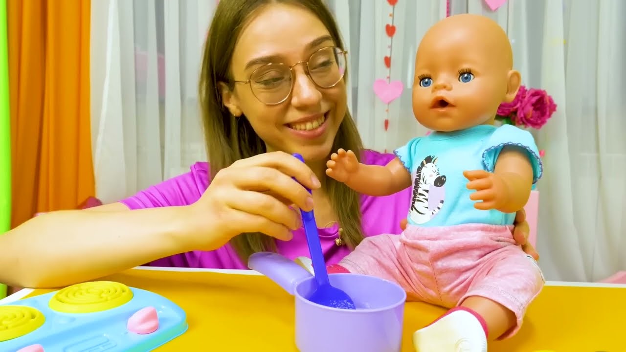 Lastenhoitoleikki suomeksi - Lastenhoitaja Baby Born -nukeille. Lasten video