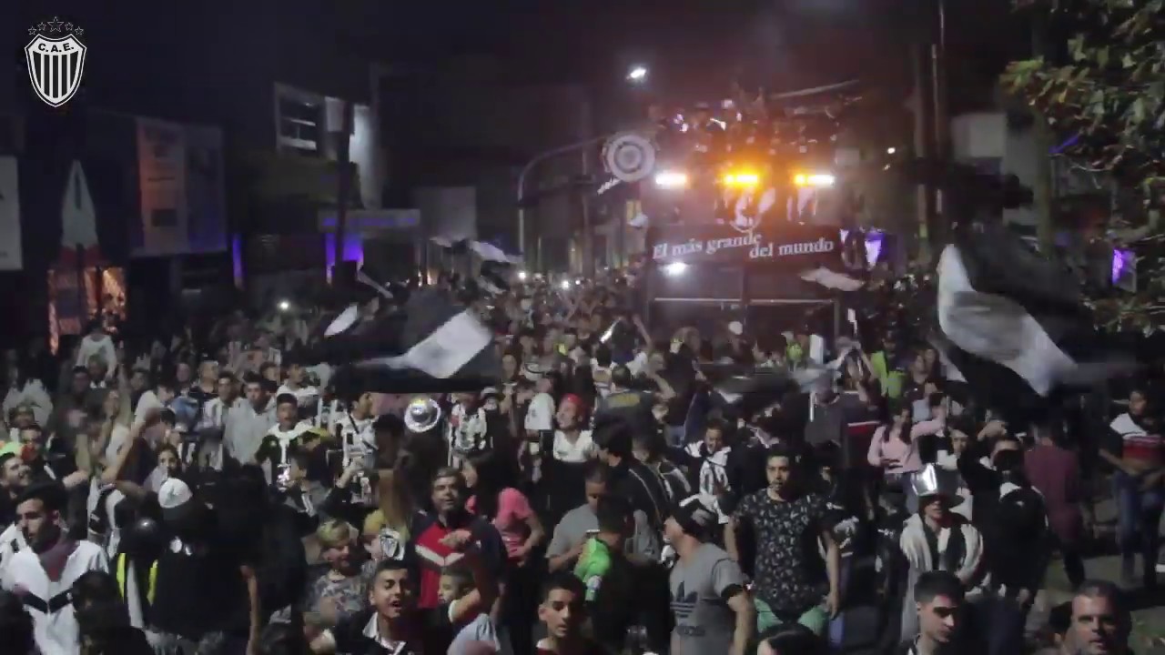 Las calles de Caseros, una fiesta negra y blanca para festejar el ascenso de Estudiantes