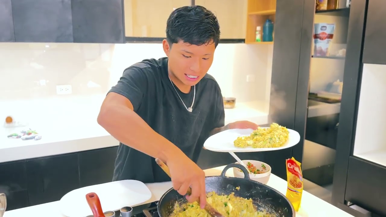 Madrugue hacerles de desayuno a mis dos hermanas un tigrillo con ensalada