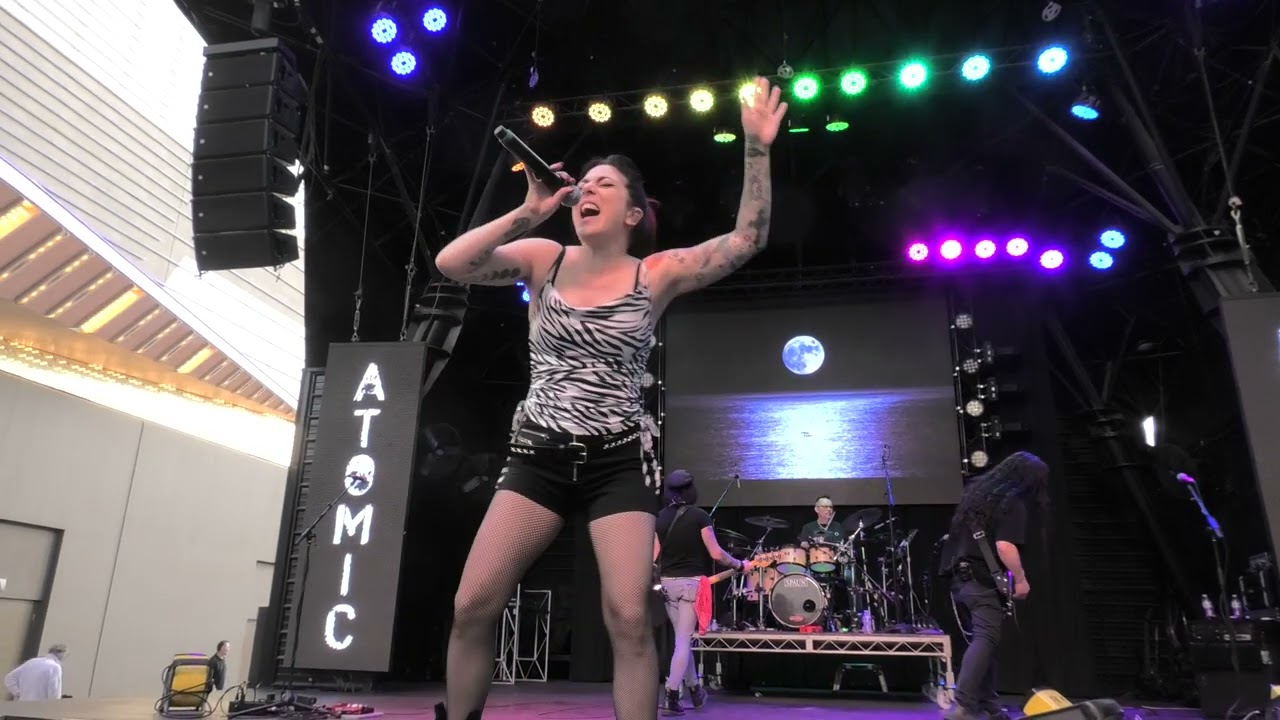 Atomic Radio singing on Fremont street on 29th April 2023 : 4k Widescreen