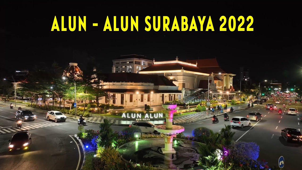 Sangat Ramai, Alun - Alun Kota Surabaya Jawa Timur Malam Hari dari Udara dengan Drone