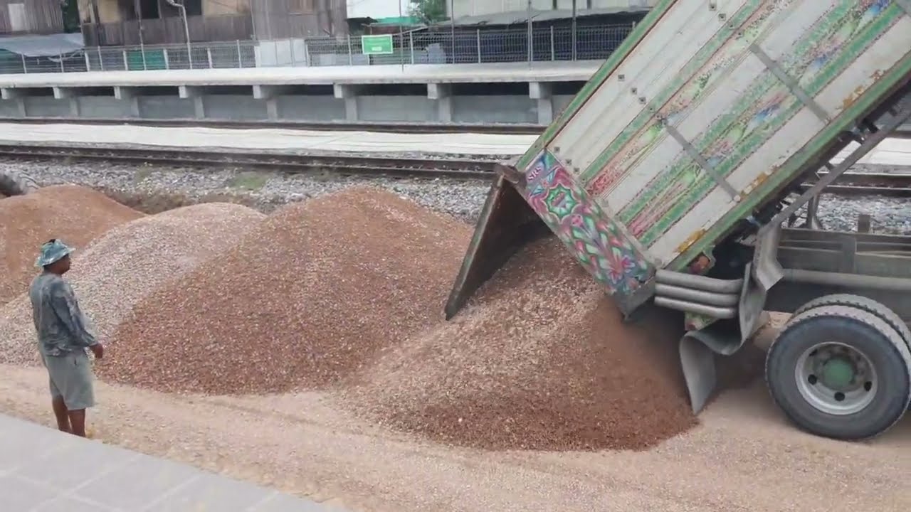 งานถมดินทำคันทางวางรางรถไฟทางคู่ ย่านสถานีโพธาราม