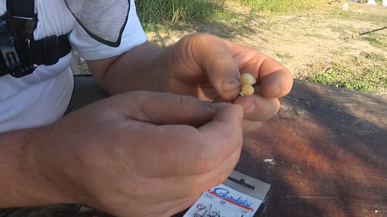 как насадить горох на крючок
