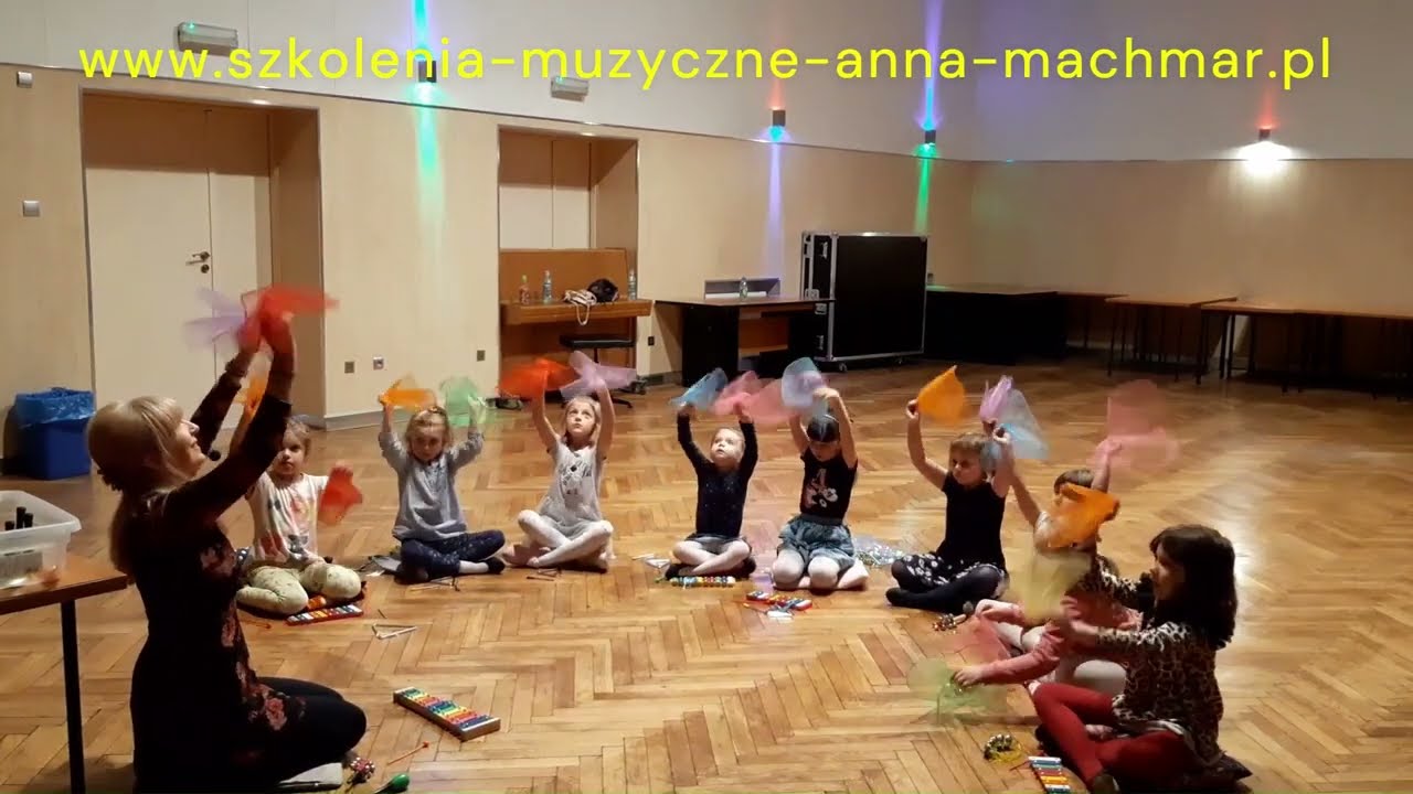 Zabawa muzyczna dla dzieci z chusteczkami. Fragmenty. (Szostakowicz).Centrum Szkolenia Anna Machmar