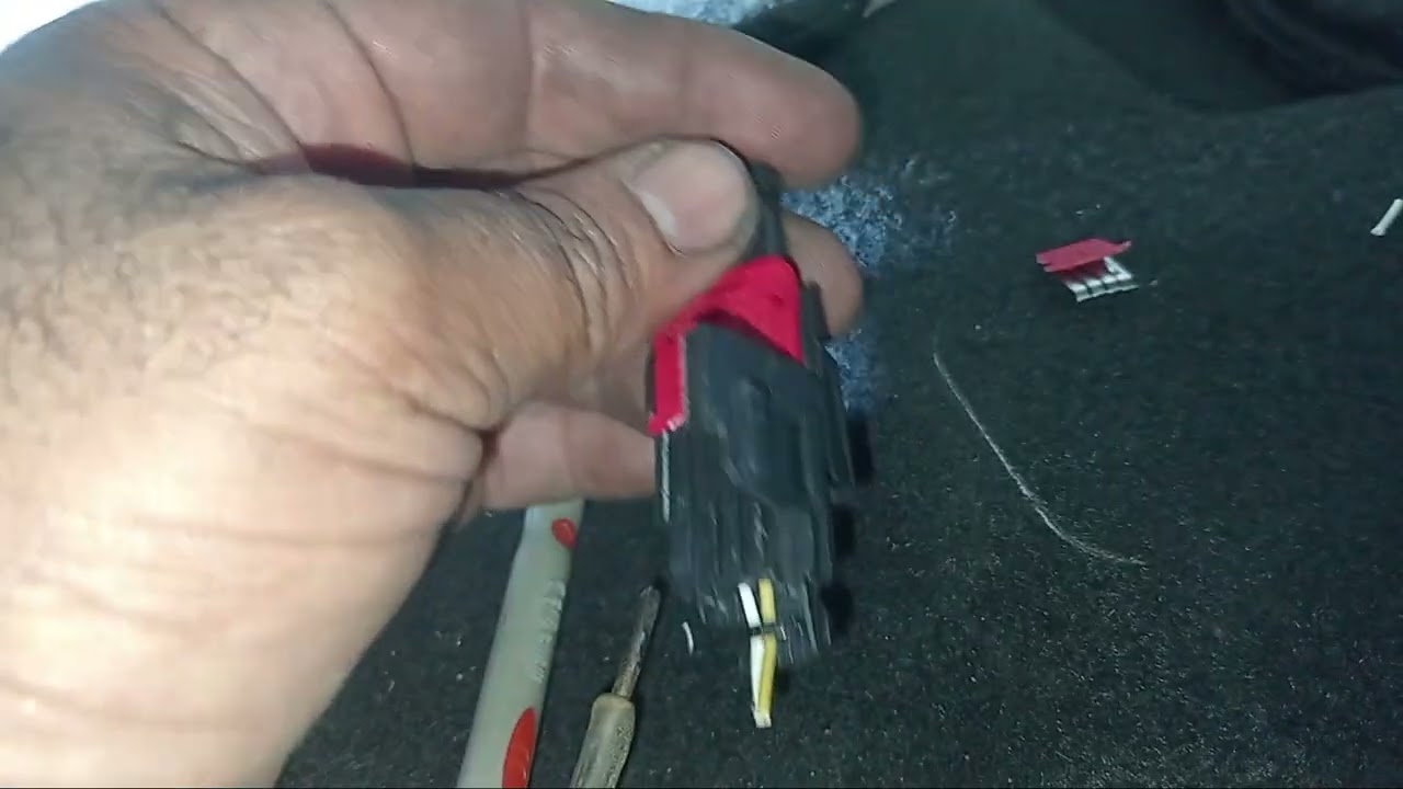 Renault logan com a luz do airbag ligada no painel. 