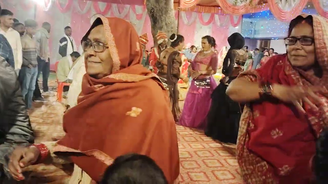 Barat Mein cal Garhwa ka Nach aur majedar dancer