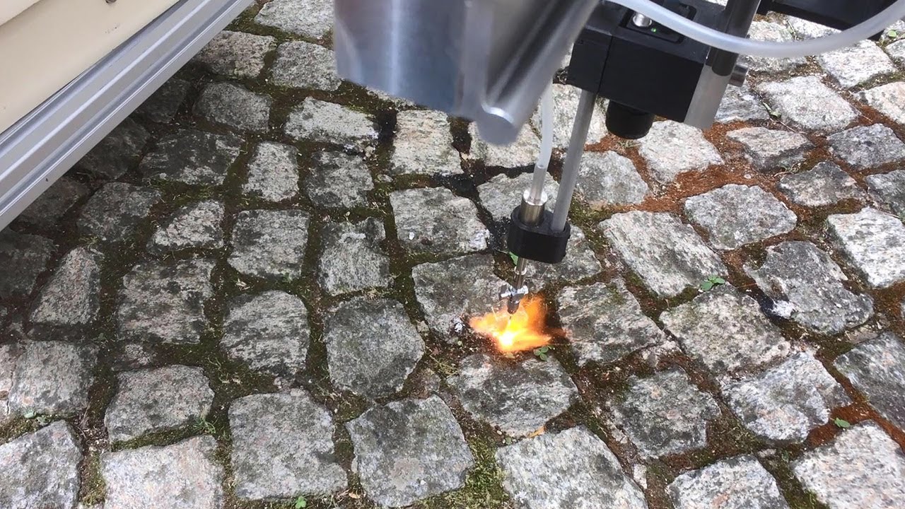 Chemiefreie Unkrautregulierung – kameragesteuertes «Microflaming»