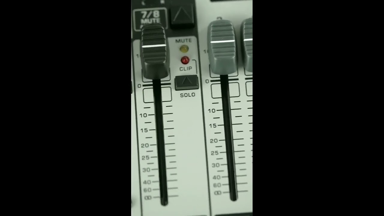 BEHRINGER XENYX X1204USB