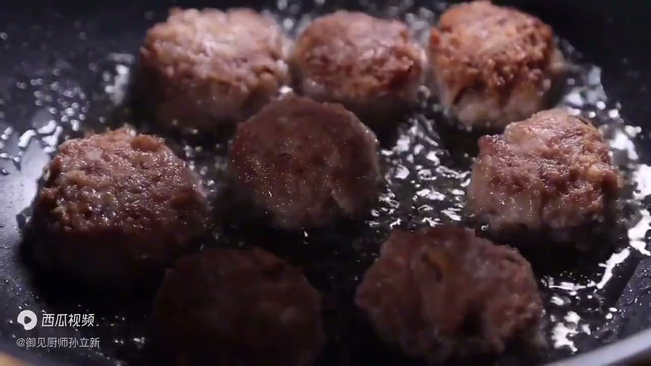 南煎丸子：经典鲁菜，口味咸鲜，质地松软，一上桌保证一抢而空～