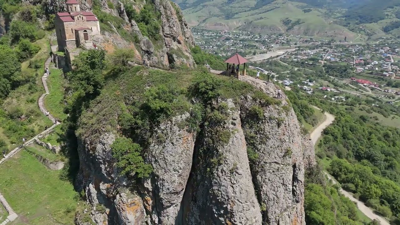 Шаонинский храм и Карачаевск  с высоты птичьего полёта 
