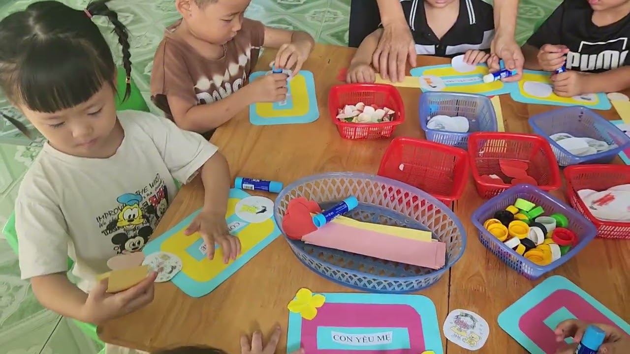 Tạo hình: Làm thiệp tặng mẹ ngày 20/10