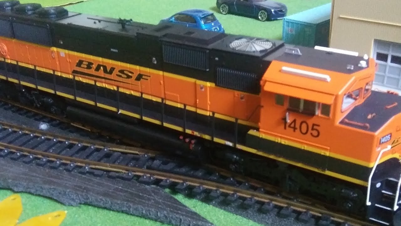 Unboxing a Athearn Genesis Bnsf sd60m tri-clops.