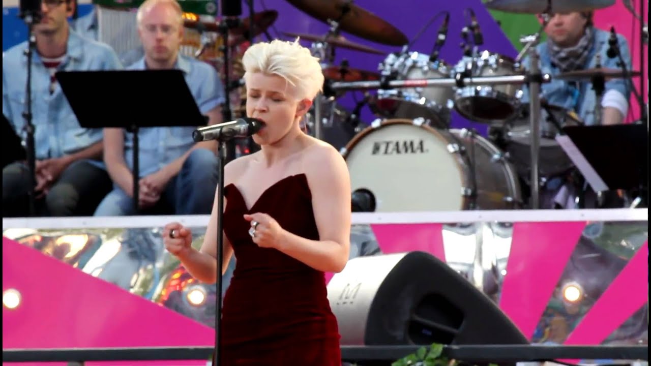 Robyn - Dancing on my own