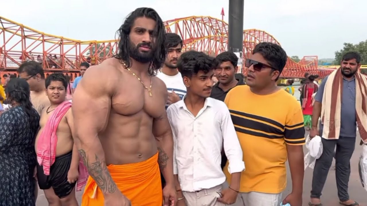 Nitin Chandila Walking Shirtless & Public Reactions