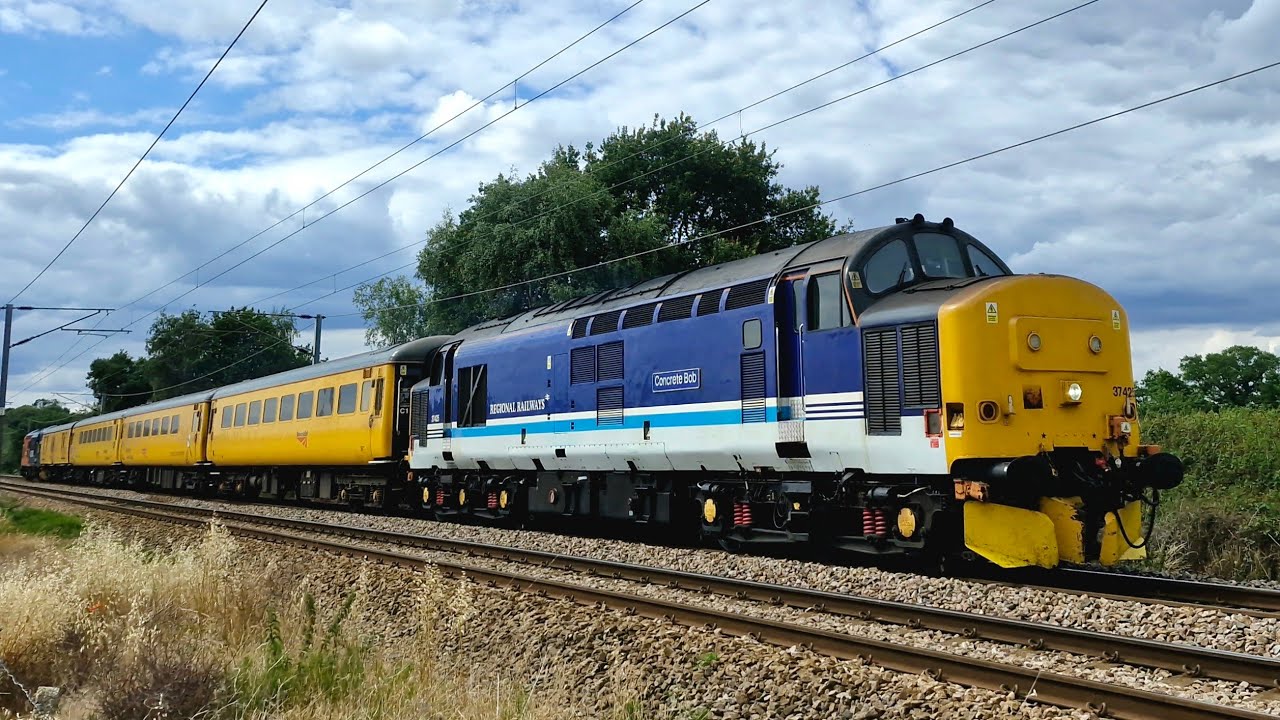 37425 Sir Robert McAlpine/Concrete Bob) - 37422 Approaching Bradfield LC (16/07/2025)