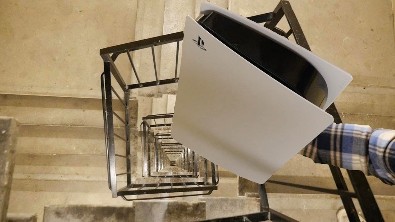 Падение PlayStation 5 с винтовой лестницы &mdash; выживет ли она?