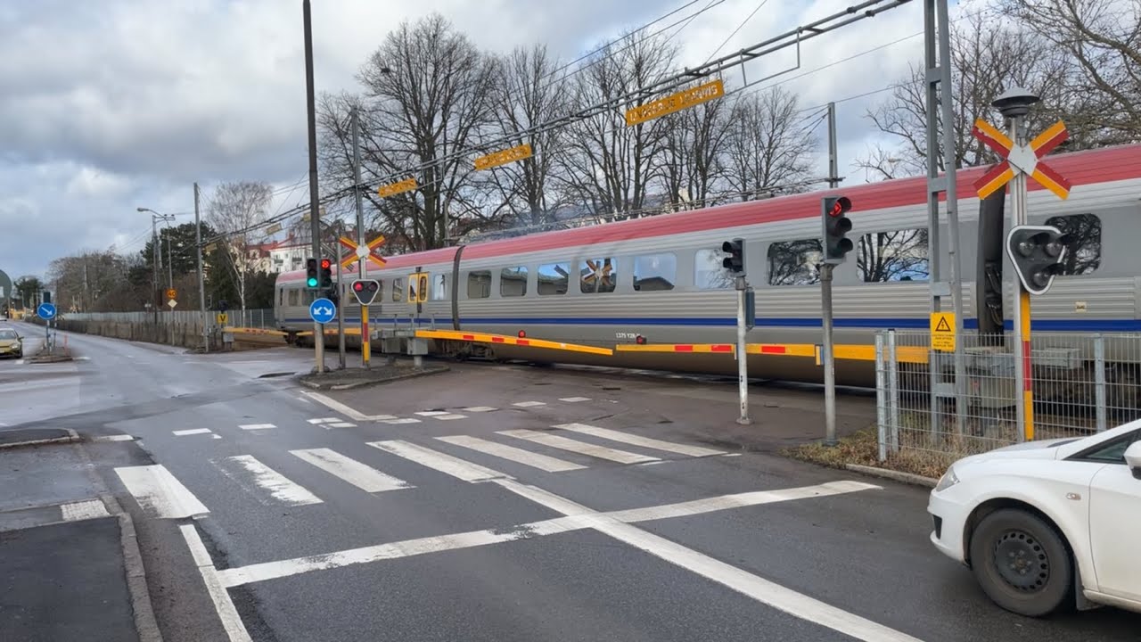 Järnvägsövergång i Kalmar med ”Krösatåg” - Swedish level crossing