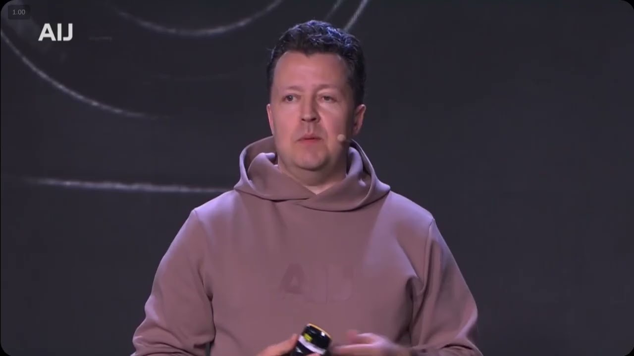 Презентация антропоморфного робота Грина от Сбера на конференции AIJ