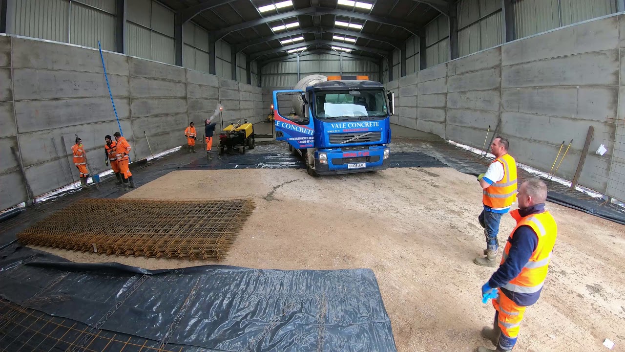 Concreting grain store floor with a Ligchine laser screed