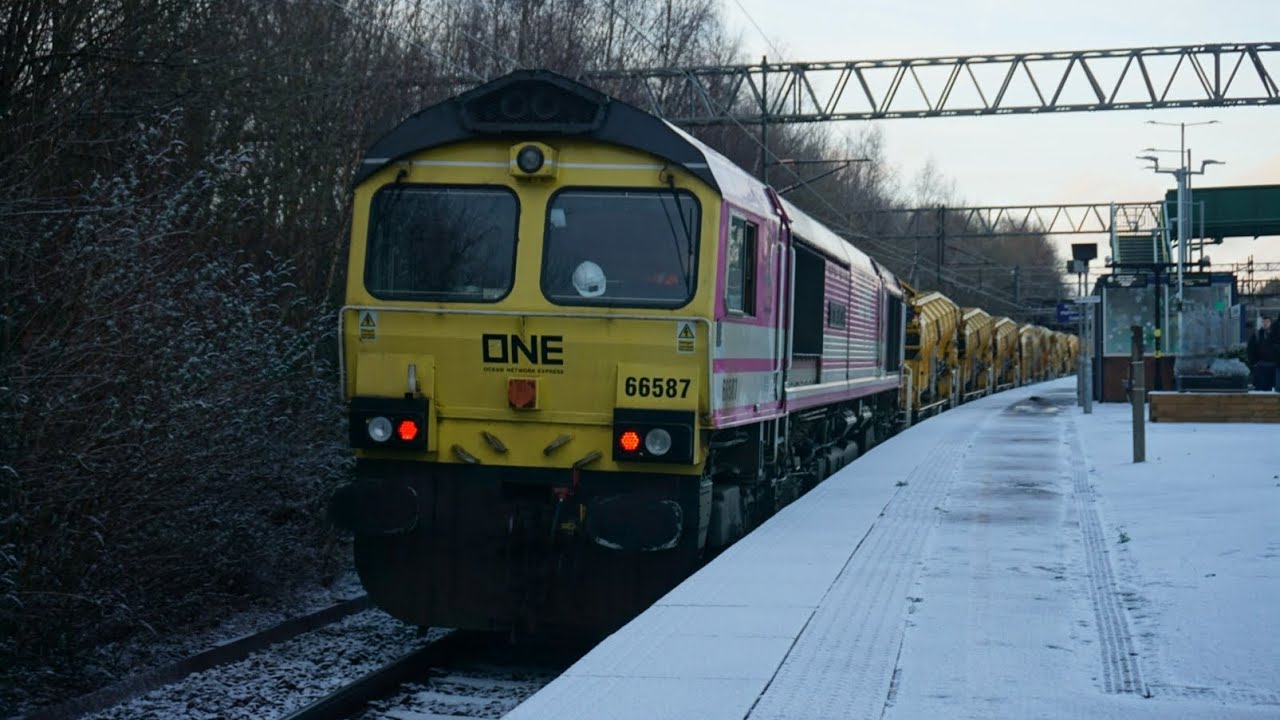 HOBC Engineering Train Entering Sandbach (One of the LONGEST trains in the UK) 